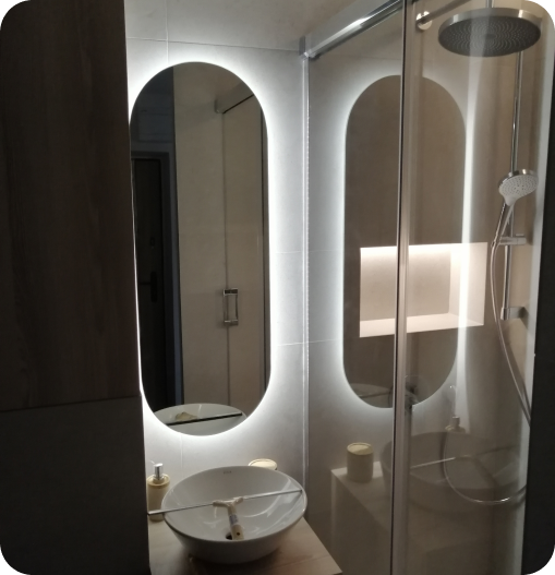 Osvetleni za zrcadlem